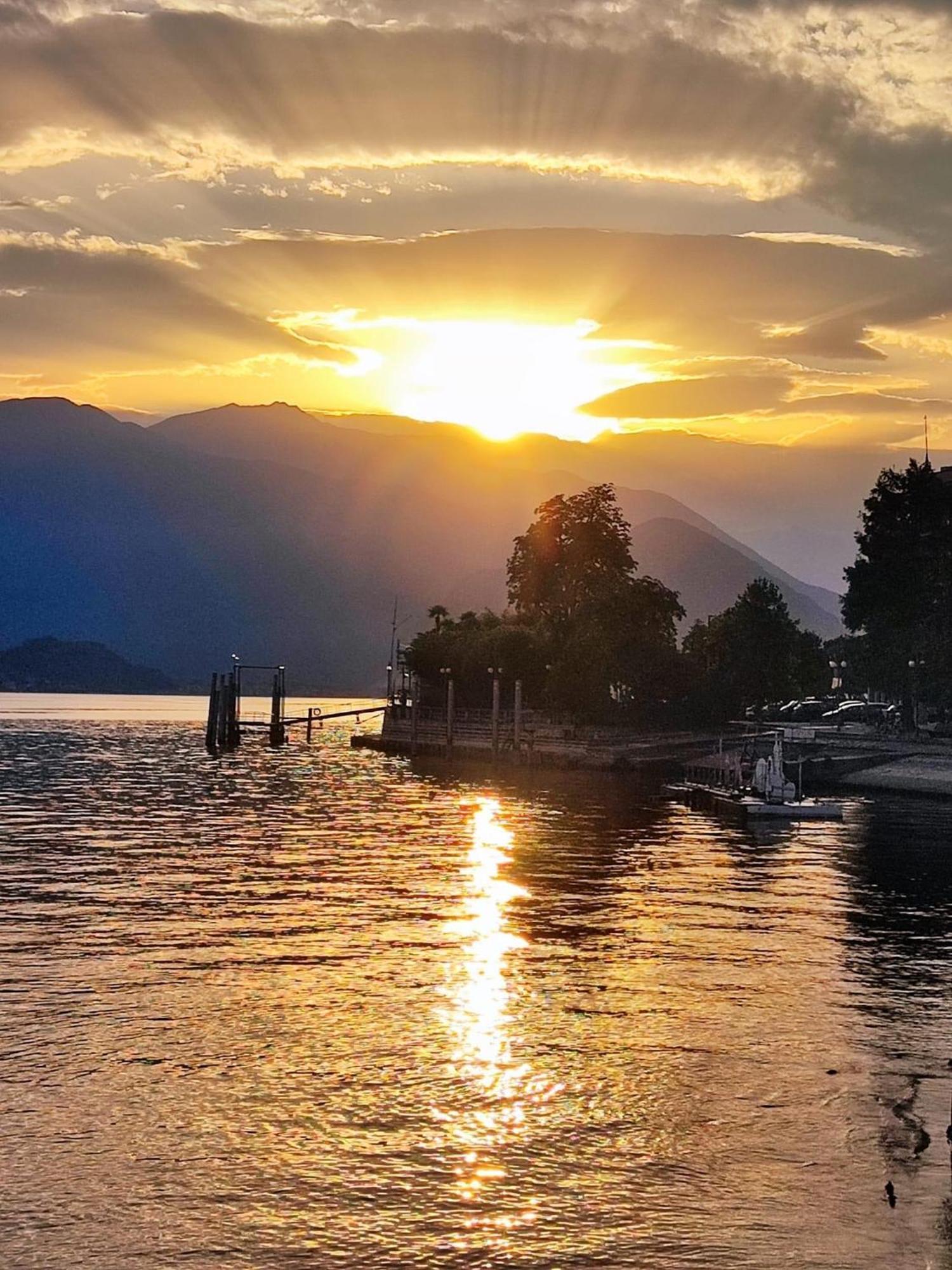 Sunflower lake Verbania Extérieur photo
